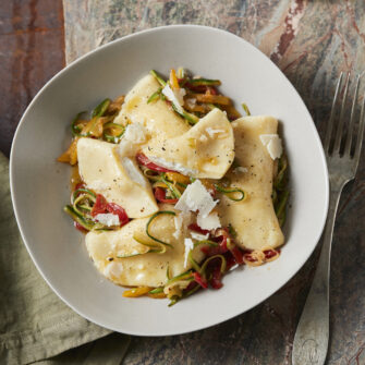 Tortelli di patate con tomino di capra e verdure