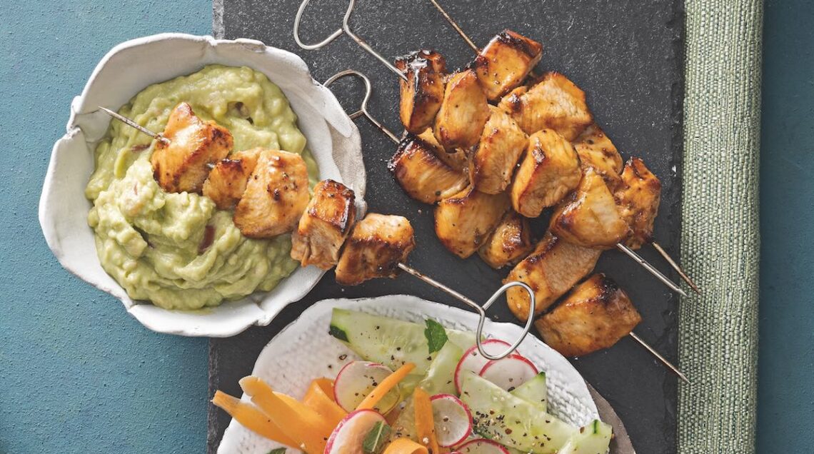 Spiedini di pollo con guacamole e insalata croccante al lime e menta