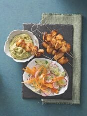 Spiedini di pollo con guacamole e insalata croccante al lime e menta