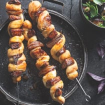 Spiedinidi pane e agnello con insalata di melanzane