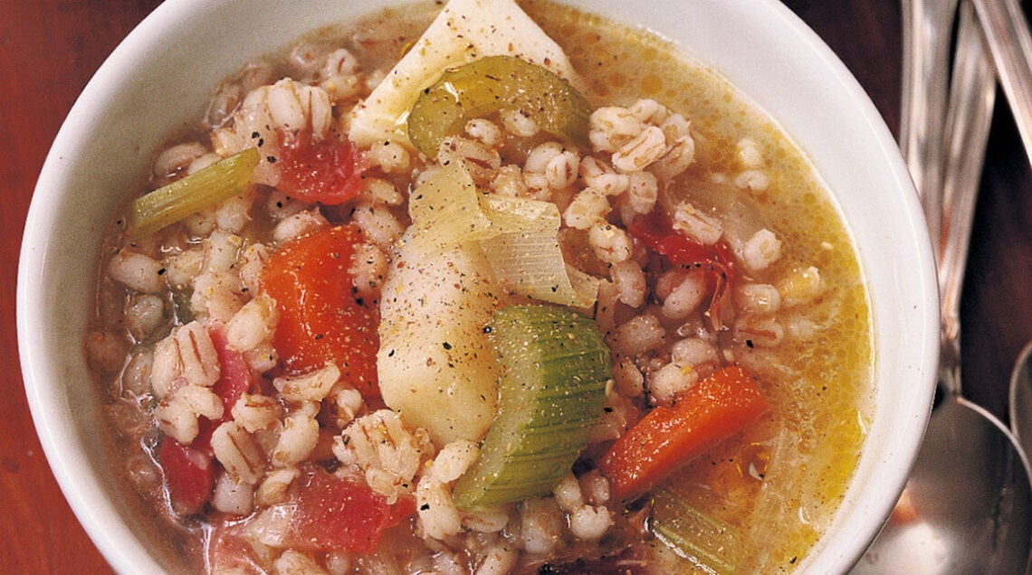 zuppa d'orzo con speck e verdure