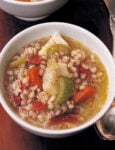 zuppa d'orzo con speck e verdure