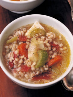 zuppa d'orzo con speck e verdure