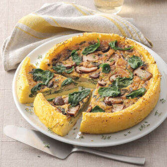 Quiche in crosta di polenta con erbe e funghi