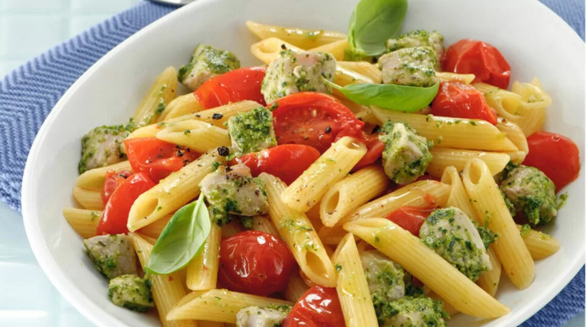 Penne con tonno scottato, pesto e pomodorini