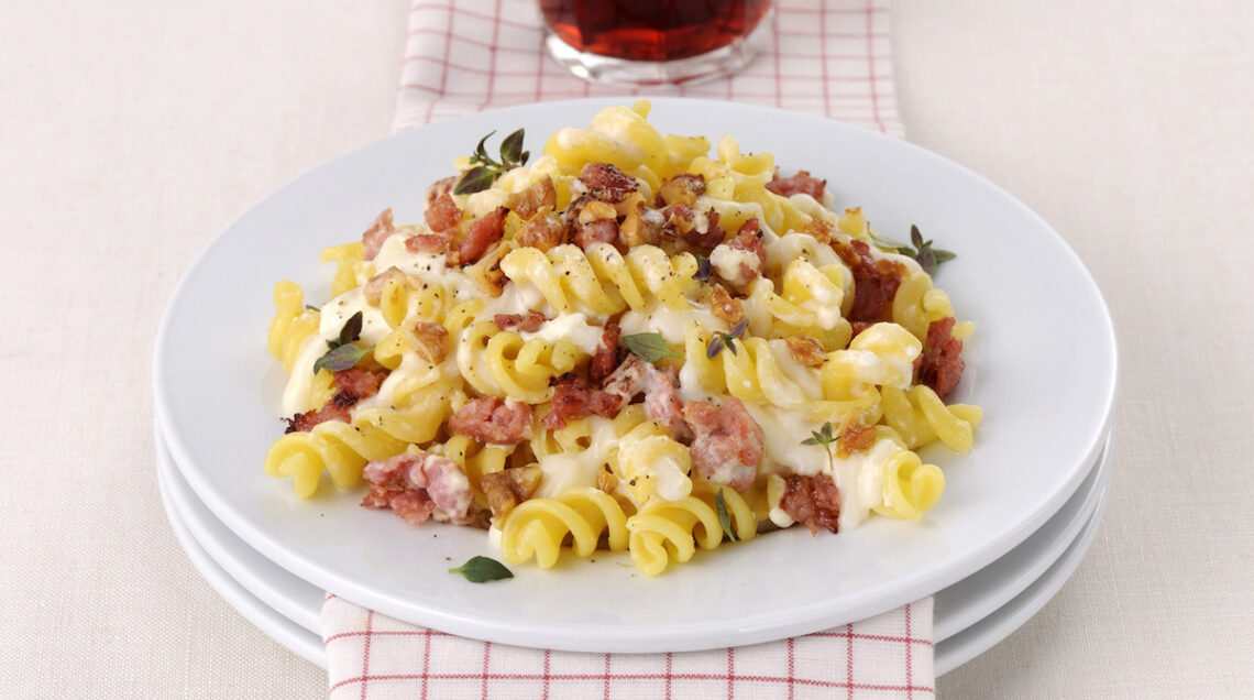 Fusilli con pasta di salame, fonduta e noci