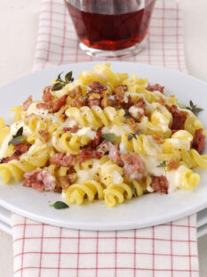 Fusilli con pasta di salame, fonduta e noci