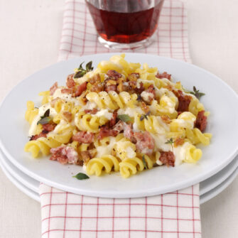 Fusilli con pasta di salame, fonduta e noci