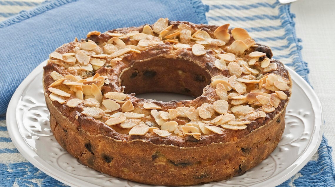 Ciambella con uvetta e mandorle