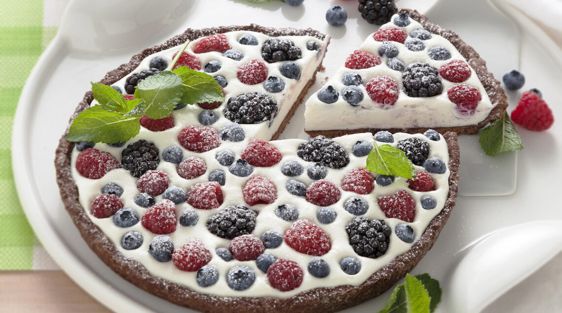 Crostata al cacao con frutti di bosco