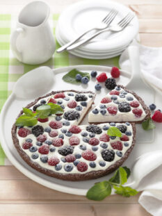 Crostata al cacao con frutti di bosco