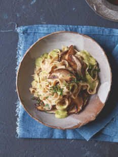 Tagliatelle di castagne con crema al Parmigiano e porcini