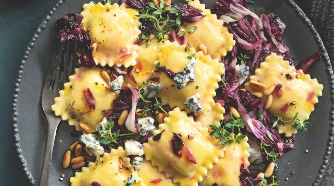 Sfogliavelo al gorgonzola con radicchio, briciole di zola piccante e pinoli