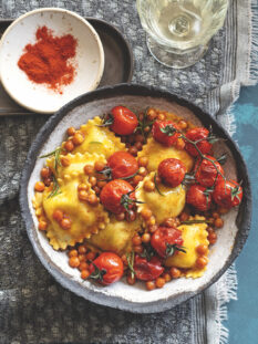 Sfogliavelo ricotta e spinaci con ceci alla paprica e pomodorini arrosto