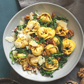 Sfogliagrezza ai funghi con rucola, noci e parmigiano