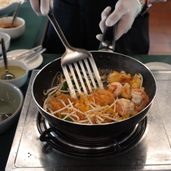 Pad Thai, tagliatelle di riso con gamberi e germogli di soia