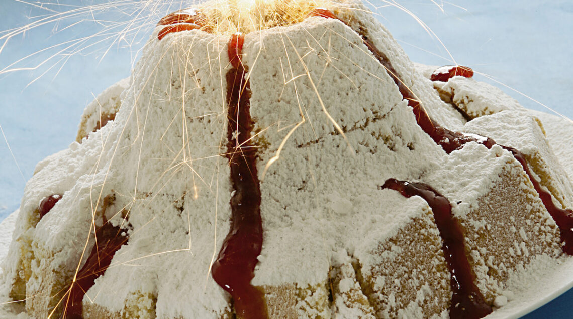 Vulcano di pan di Spagna e lava alla gelatina di ribes