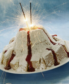 Vulcano di pan di Spagna e lava alla gelatina di ribes