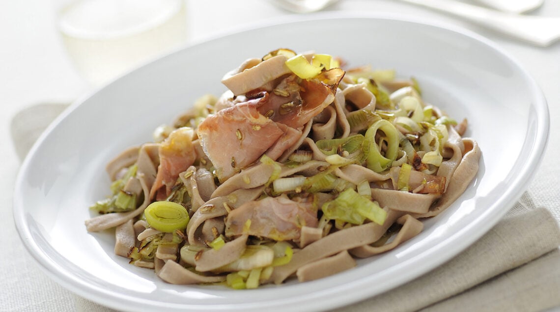 tagliatelle di castagne con porri e speck