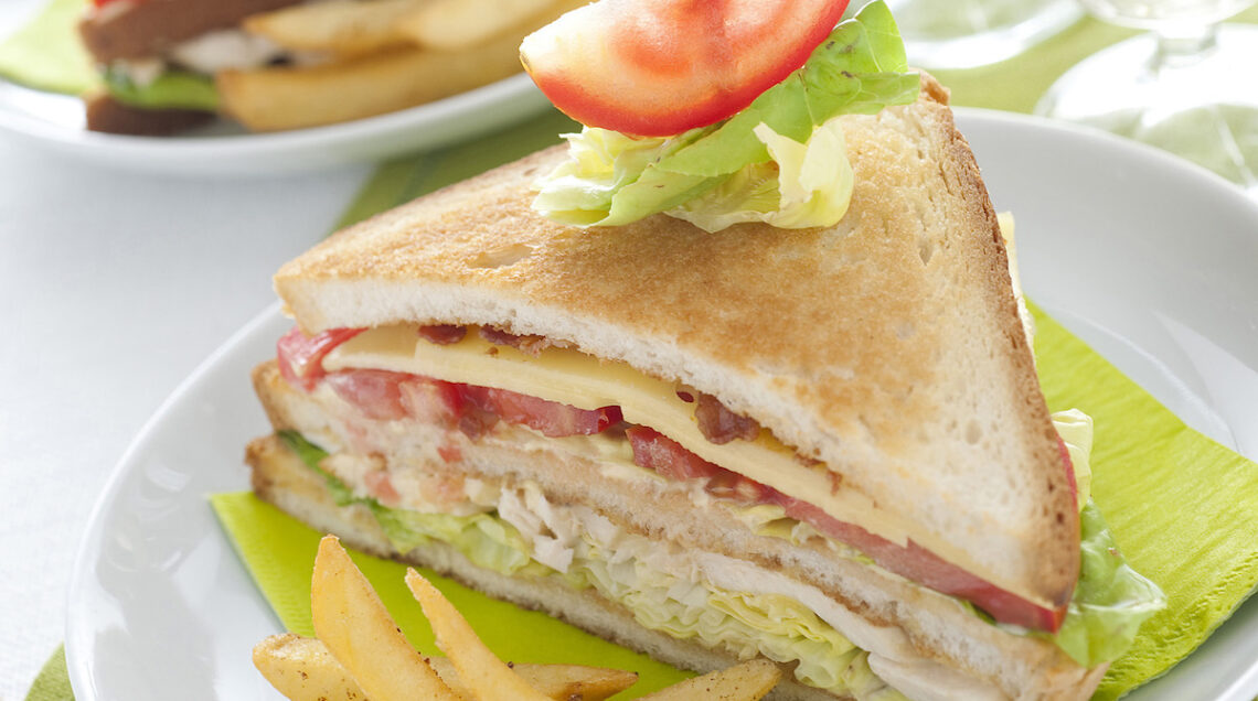 Club sandwich con patatine