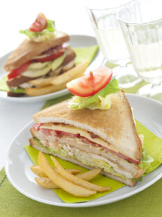 Club sandwich con patatine