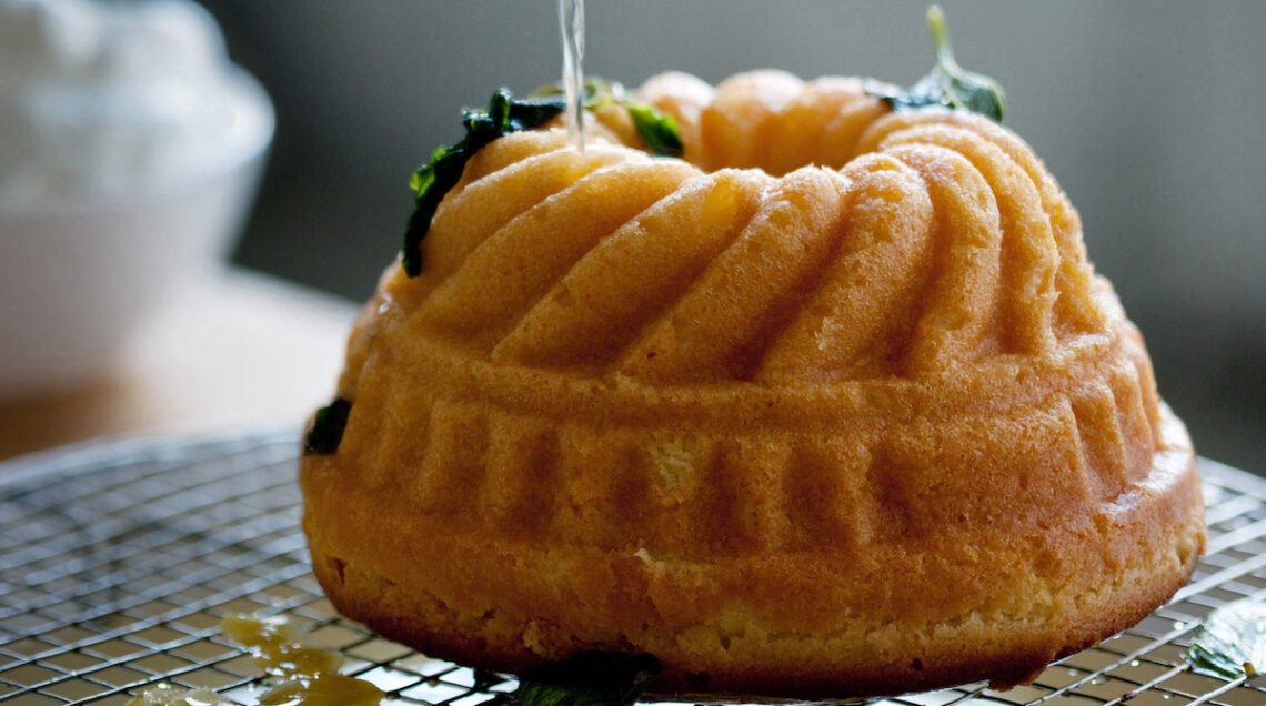 Babà allo sciroppo di rum, limone e menta