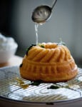 Babà allo sciroppo di rum, limone e menta