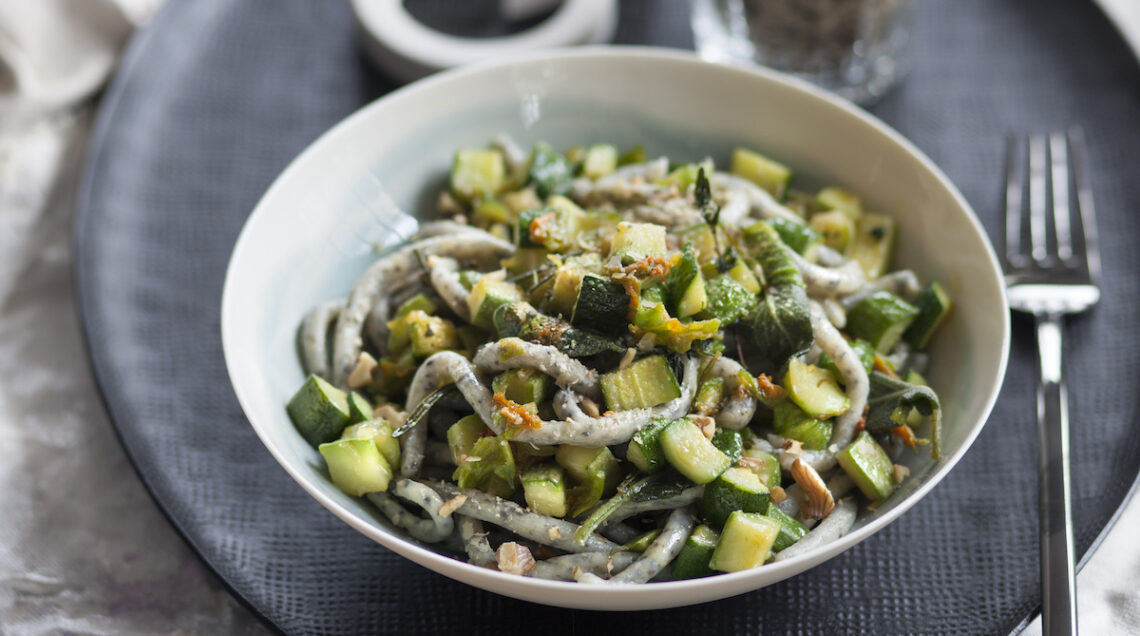 Pici ai ceci neri con zucchine e parmigiano di noci