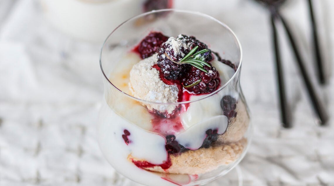 Crema alla mandorla e pistacchio con more al rosmarino