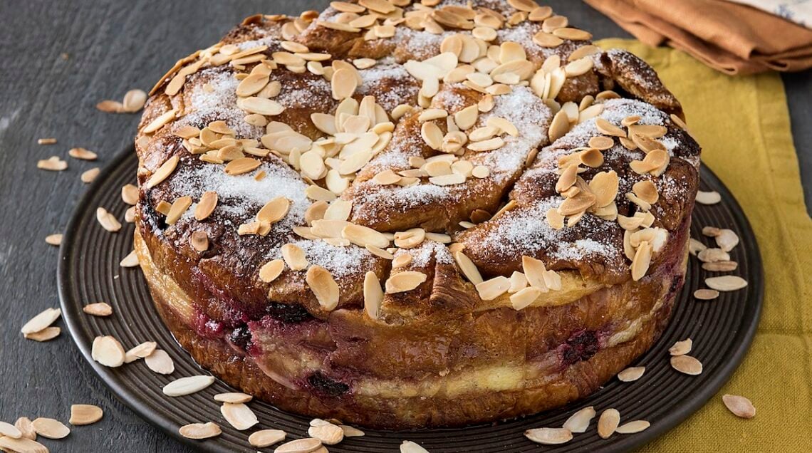 Torta di mele, more, mandorle e croissant