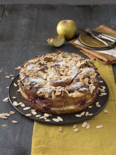 Torta di mele, more, mandorle e croissant