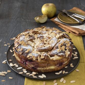 Torta di mele, more, mandorle e croissant