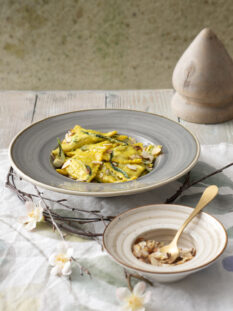 TORTELLI Ai CARCIOFI CON CREMA DI ZAFFERANO E MANDORLA