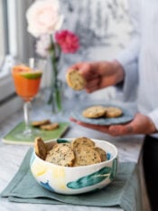 Biscottini salati al pepe, limone e semi di zucca