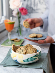 Biscottini salati al pepe, limone e semi di zucca