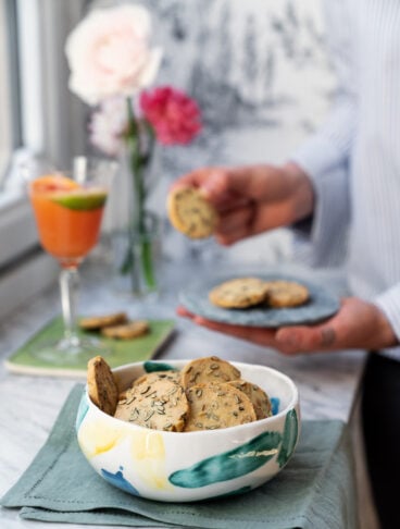 Biscottini salati al pepe, limone e semi di zucca