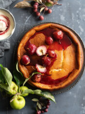 Torta di yogurt e mascarpone con meline al vino rosso