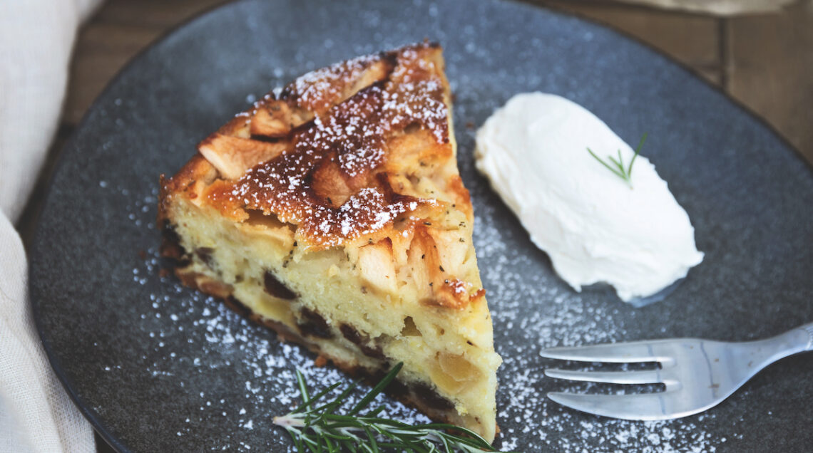 Torta di mele all'olio e rosmarino