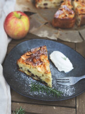 Torta di mele all'olio e rosmarino