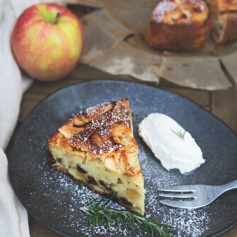 Torta di mele all'olio e rosmarino