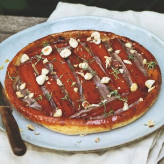 Tatin di carote con nocciole e acciughe