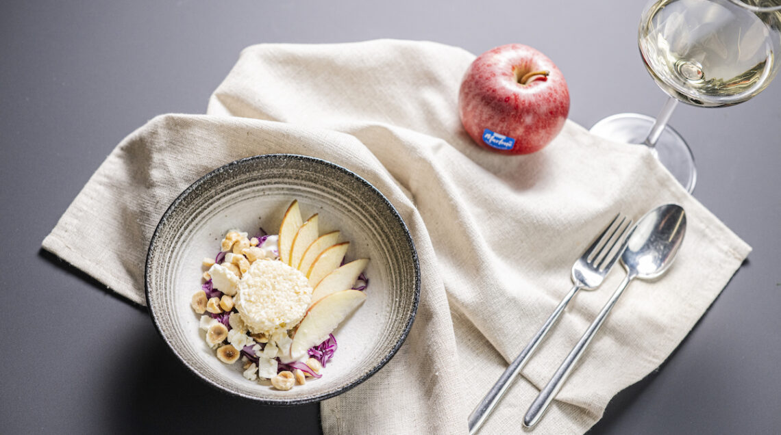 Insalata di cavolo cappuccio viola con mele Fuji, Primosale al sesamo e nocciole