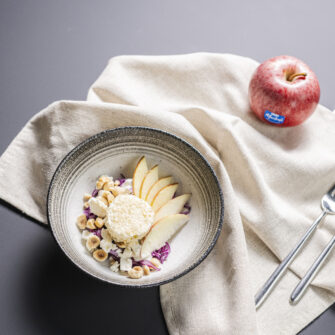 Insalata di cavolo cappuccio viola con mele Fuji, Primosale al sesamo e nocciole