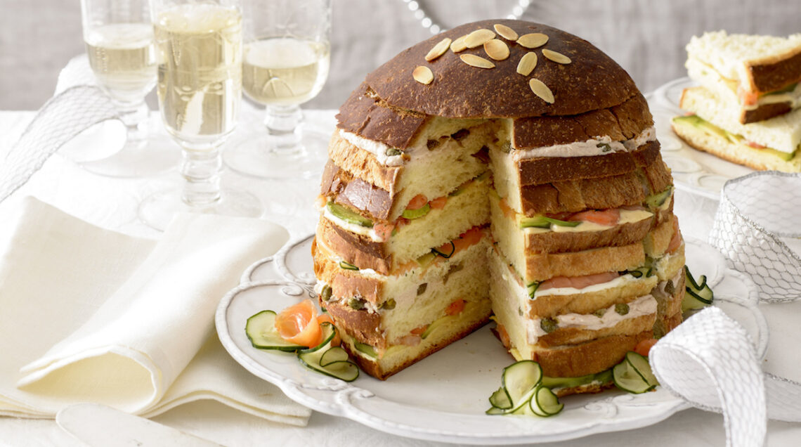 Panettone gastronomico con salmone, tonno e cetrioli