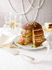 Panettone gastronomico con salmone, tonno e cetrioli