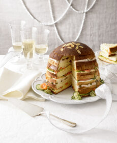 Panettone gastronomico con salmone, tonno e cetrioli