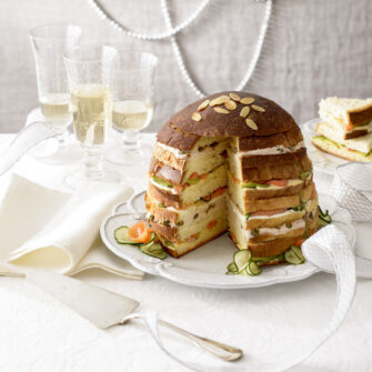 Panettone gastronomico con salmone, tonno e cetrioli