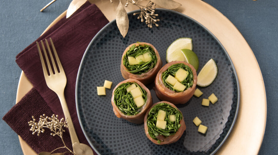 Rotolini di salmone affumicato al mango e rucola con maionese allo yogurt e lime