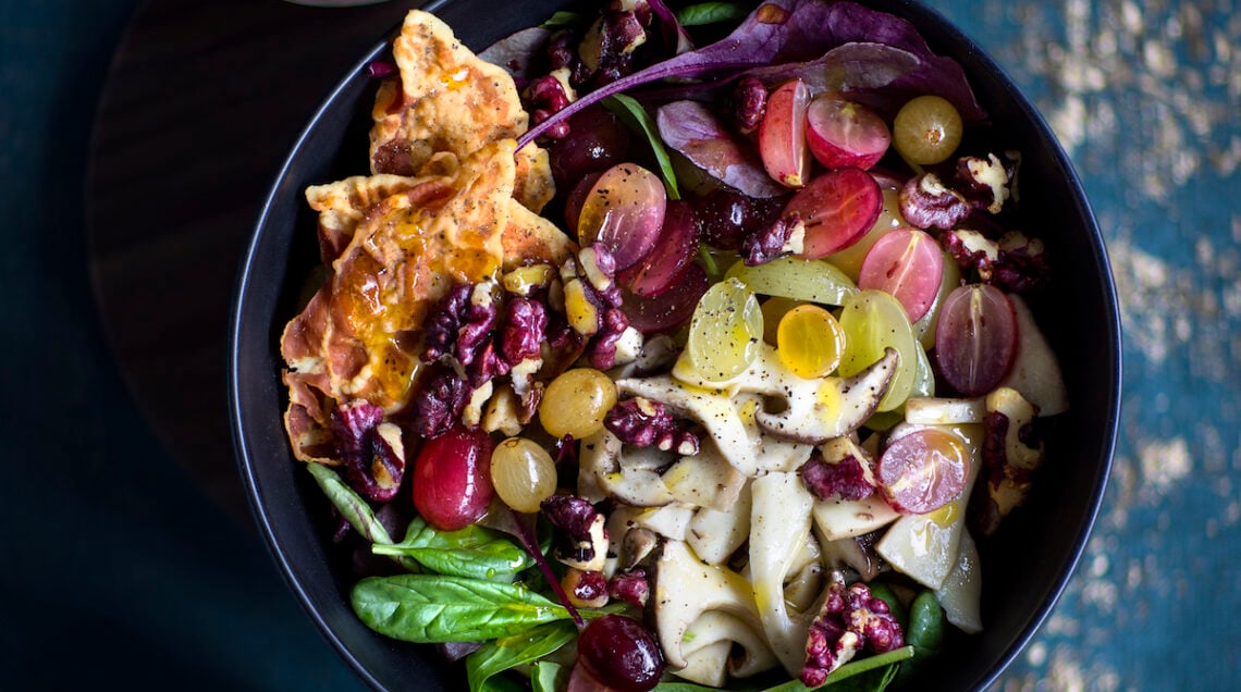 Insalata di uva e spinaci con noci e pancetta