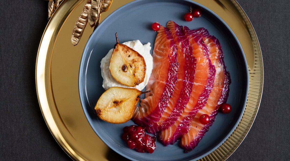 Gravlax di salmone al cavolo rosso con pere e salsa di ribes